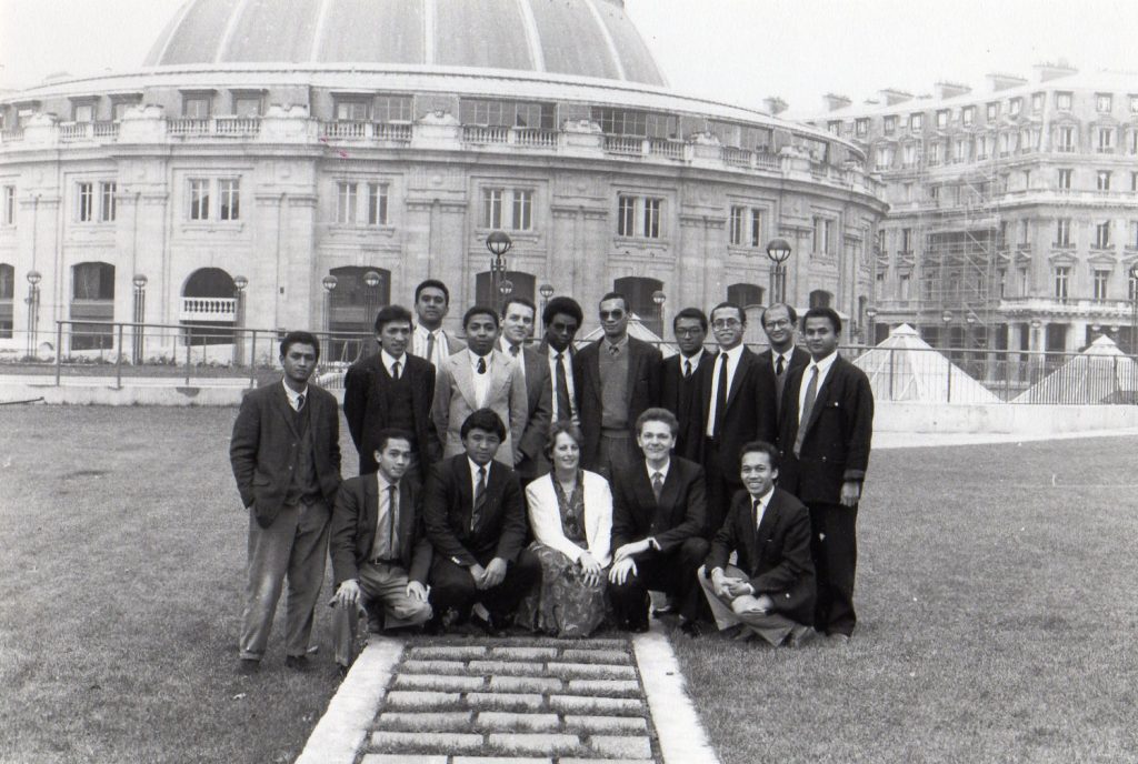 Photo de groupe en noir et blanc des membres du JPM à Paris